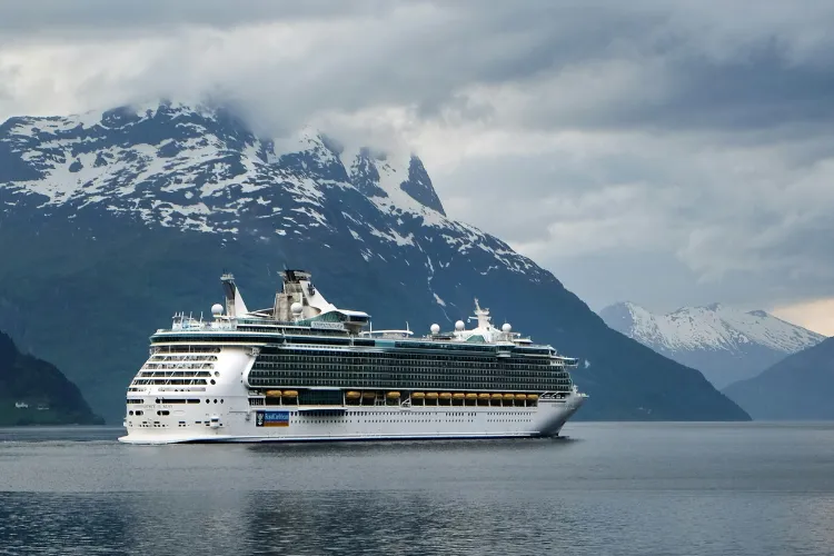 Schiff auf Meer vor einem Berg mit Schnee